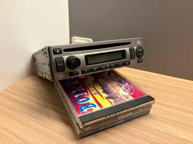 Rádio Clarion Subaru Toca CD 