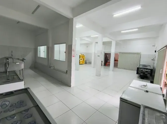 Residência com ponto comercial e galpão