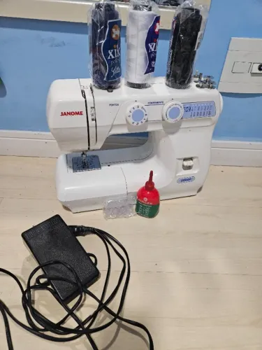 Máquina de costura Janome 2008p 127v. Acompanha 3 cones de linha, óleo e kit de bobinas