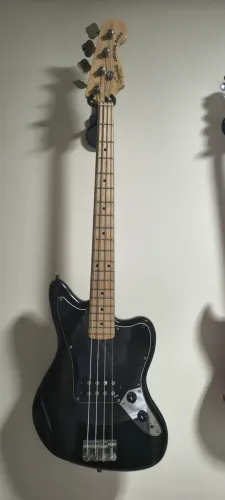Contrabaixo Squier Jaguar Bass com captação Aguilar