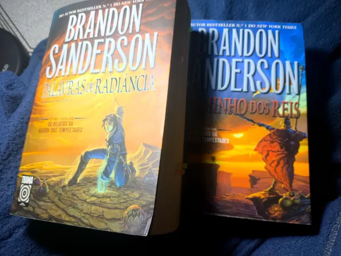 Dois volumes de Os Relatos da Guerra das tempestades - Brandon Sanderson.