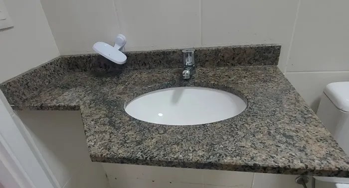 Bancada de granito com cuba embutida tamanho 86cm x 50cm