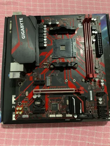 Placa mãe B450m Gaming Gigabyte COM DEFEITO 