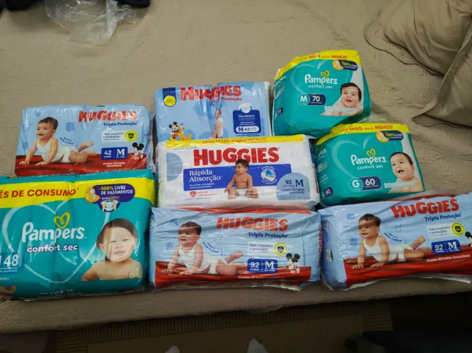VENDO LOTE DE FRALDAS HUGGIES E PAMPERS - 638 UNIDADES - TAM M e G