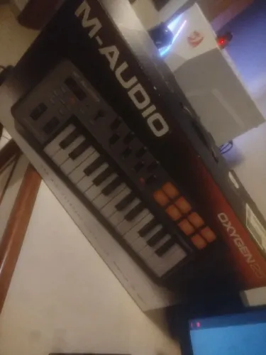 Teclado MIDI Oxygen25 