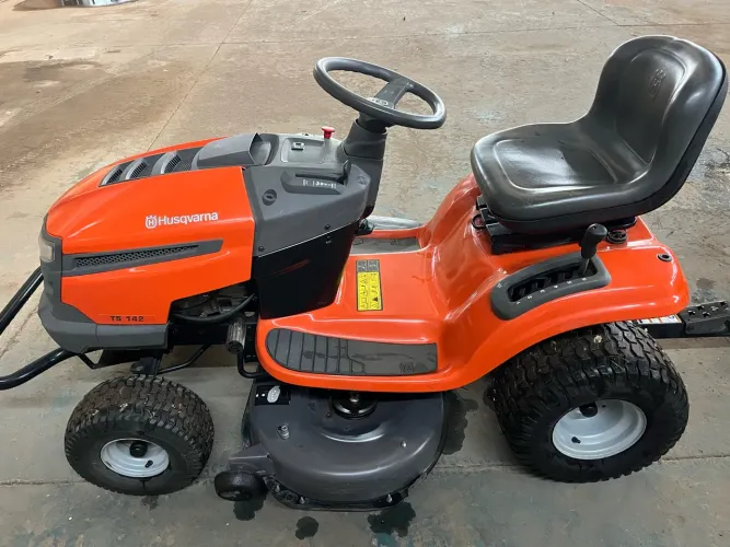 Trator cortador de grama Huskvarna TS142