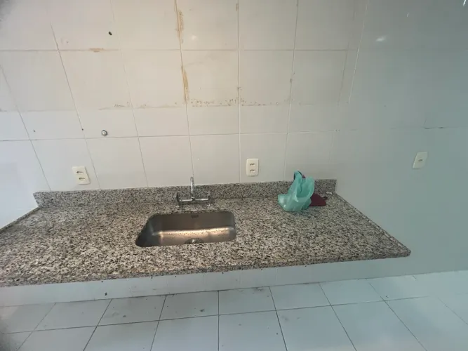 Bancada de granito cinza de 2m por 0,6m
