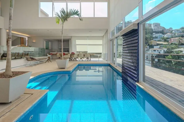 Casa à venda com piscina interna e vista para as montanhas no condomínio Vila Castela - No