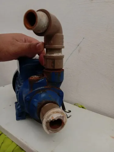 Vendo uma bomba de água pouco usada