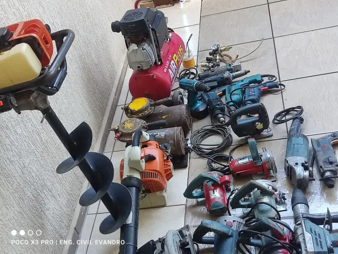Lote de ferramentas usadas para manutenção.