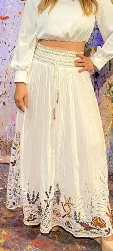 Saia branca com bordados da marca Zara