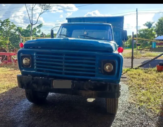 Caminhão caçamba 
