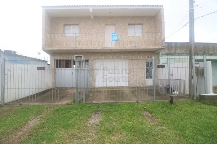 Sobrado com 2 dormitórios, terraço e amplo pátio no Fragata