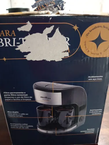 Uma cafeteira Britânia vem com duas xícaras