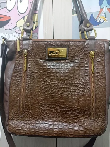 Bolsa Andréa Vinci de couro legítimo quadrada com divisão interna e bolsos pequenos