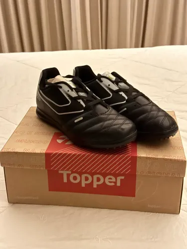 Chuteira de Futebol/Futsal - Topper Top Cup VIII - Preta