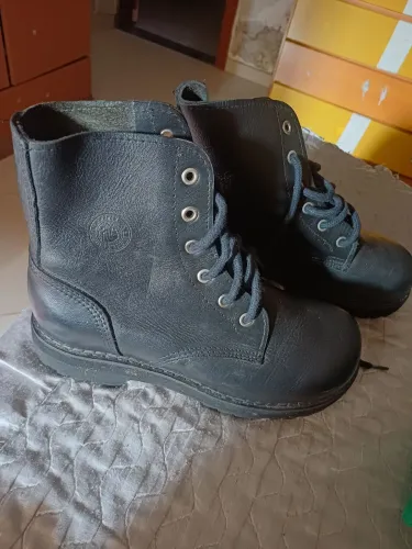 Vendo uma linda bota de couro