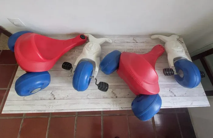 Lote 2 triciclos infantis bandeirante europa (para conserto/peças) - plásticos excelentes