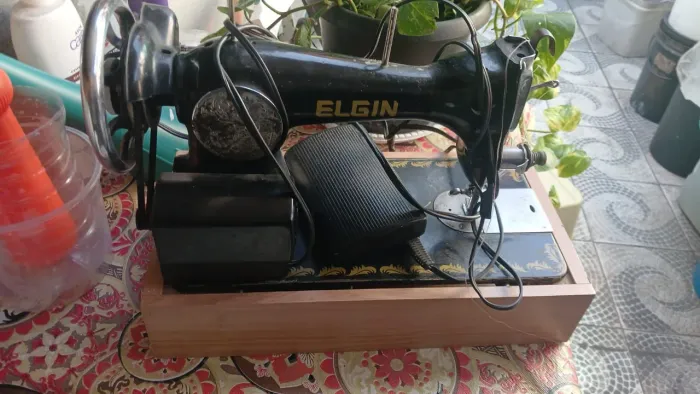 MÁQUINA DE COSTURA ELGIN PRETA