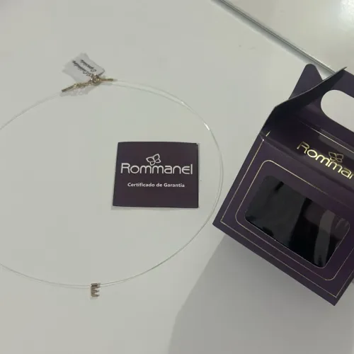 Vendo colar da Romanel em fio de nylon com a letra E de 45cm (NOVO)