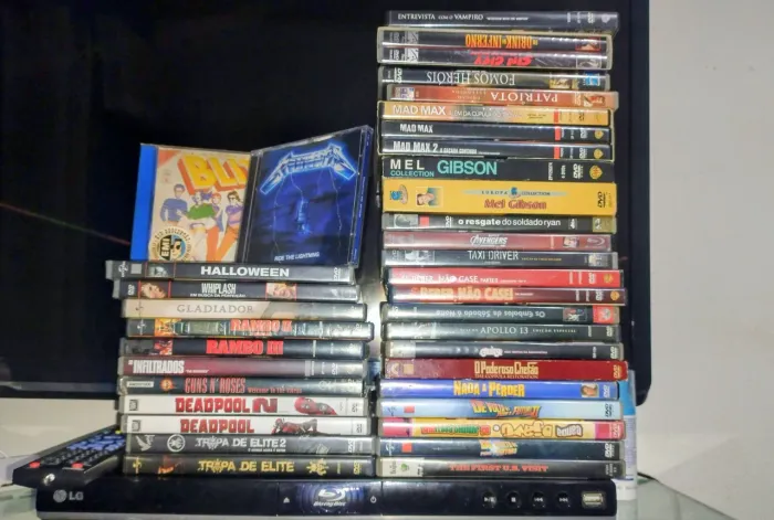 Blu Ray player + Dvd player// já com filmes e controle // coleção particular