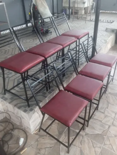 Mesas e cadeiras escadas portões e terraço etc