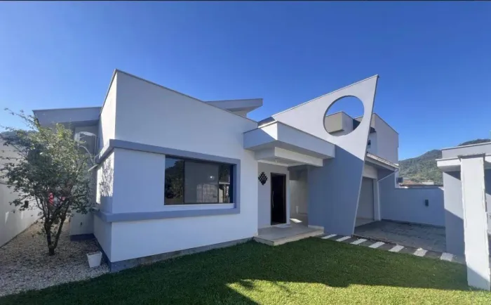 Casa semimobiliada em Schroeder Avalia permuta.
