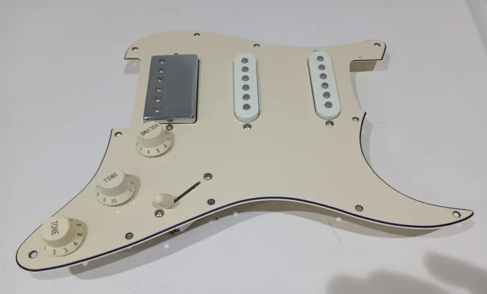 Escudo para Stratocaster padrão Fender HSS com elétrica