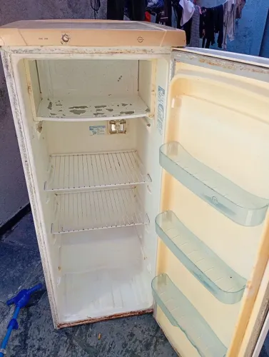 Vendo essa geladeira 200 reais