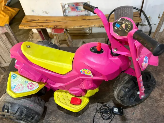 Moto infantil elétrica bandeirante