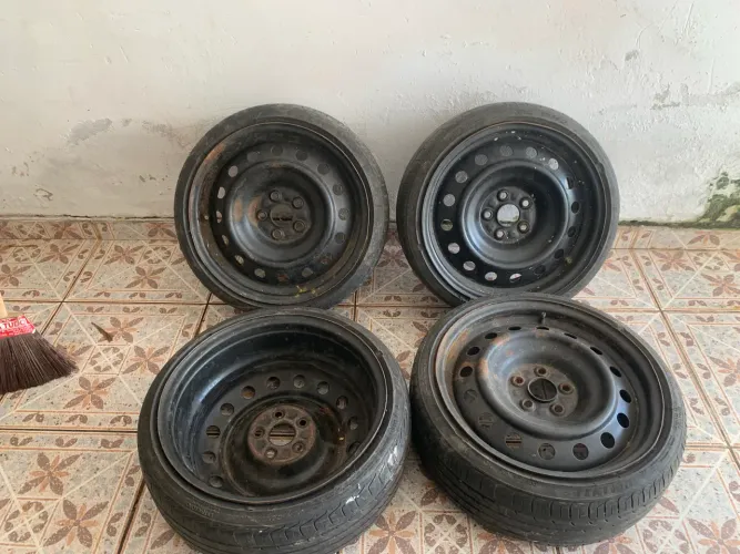 Kit com 4 rodas em ótimo estado