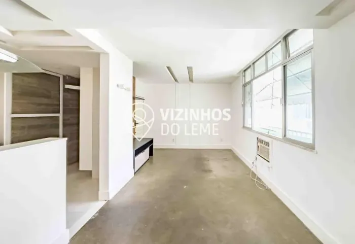 3 Qts. com suite no Leme RJ, de fundos para o verde e um silencio raro
