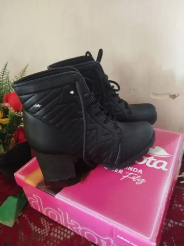 Vendo essa bota usada apenas uma vez tá perfeita