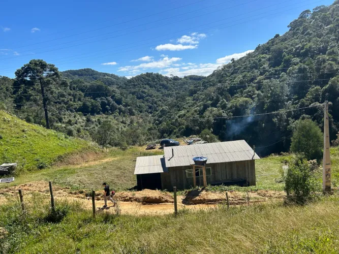 Terreno em Águas Mornas divisa com Angelina