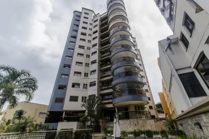 Excelente apartamento de alto padrão de 330m² á venda no Centro de Poços de Caldas MG.