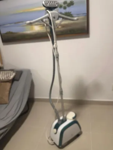 Passadeira vertical a vapor Electrolux. GST10