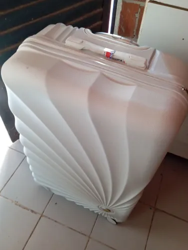 Mala de viagem perfeita para quem gosta de levar tudo que gosta pois o espaço é muito bom.