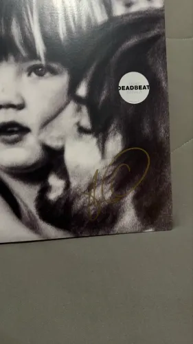 Deadbeat Autografado
