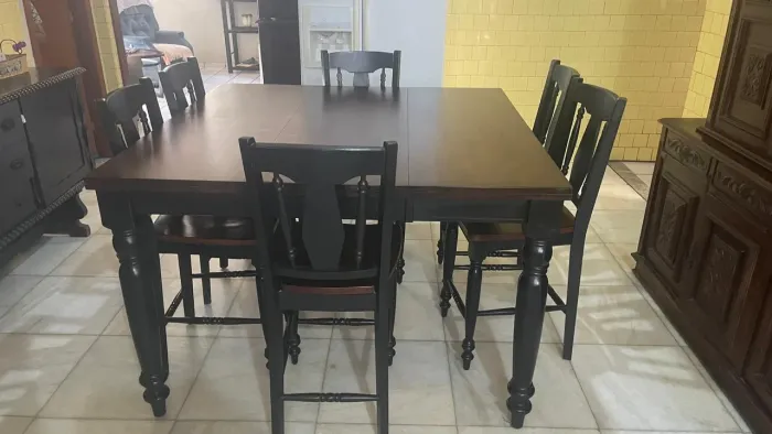 Vendo uma mesa de Jantar com 06 lugares em madeira maciça