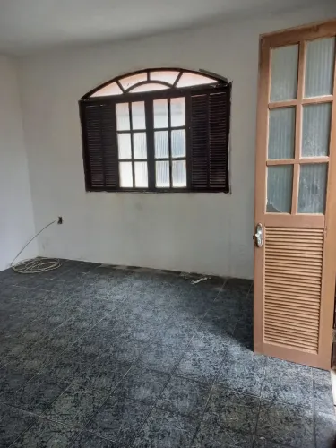 Vende uma casa Rua clementes Mariane prossemo a o mercado atacadao