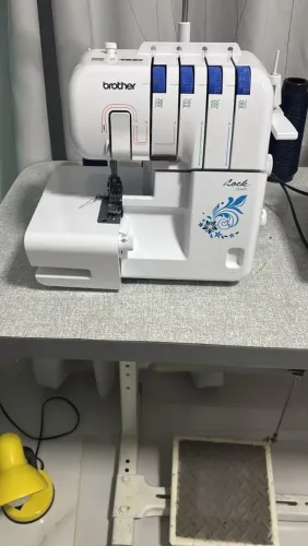 Máquina Orverlock brother.