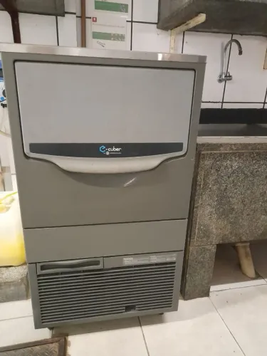 Máquina de fazer gelo Cuber 100 kg