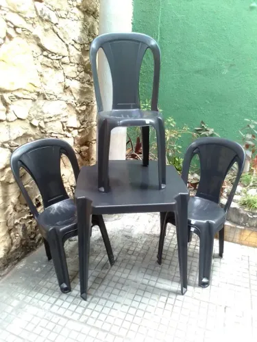 Cadeira Plástica BISTRÔ 04Unid + 01Mesa Conjunto Sensação Super Forte50