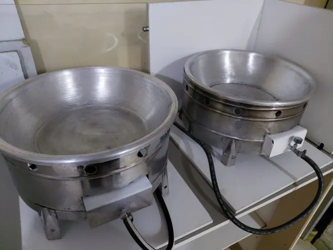 Vendo duas fritadeira para vender lanches, cada Cuba com capacidade pra 7 litros .