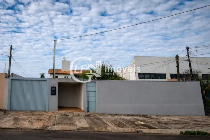 Casa para locação em Campo Grande-MS, Jardim TV Morena: 3 quartos, 1 suítes, 2 salas, 3 ba