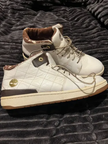 Tênis timberland original em couro branco, modelo chukka cano médio 