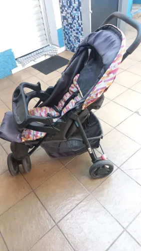 Carrinho de bebê Voyage e berço 