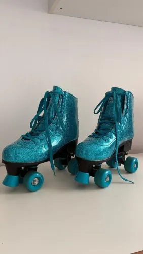 Patins Azul brilhante infantil ou adulto 4 rodas confortável e com tamanho regulável 