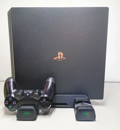Playstation 4 Pro 1TB Impecável com Controle Original + Base de carreganto e Jogos