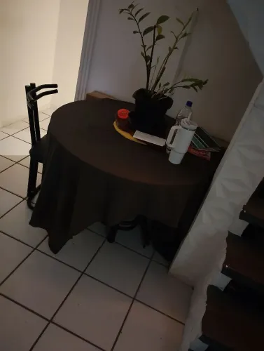 Mesa com 2 cadeiras , em perfeito estado